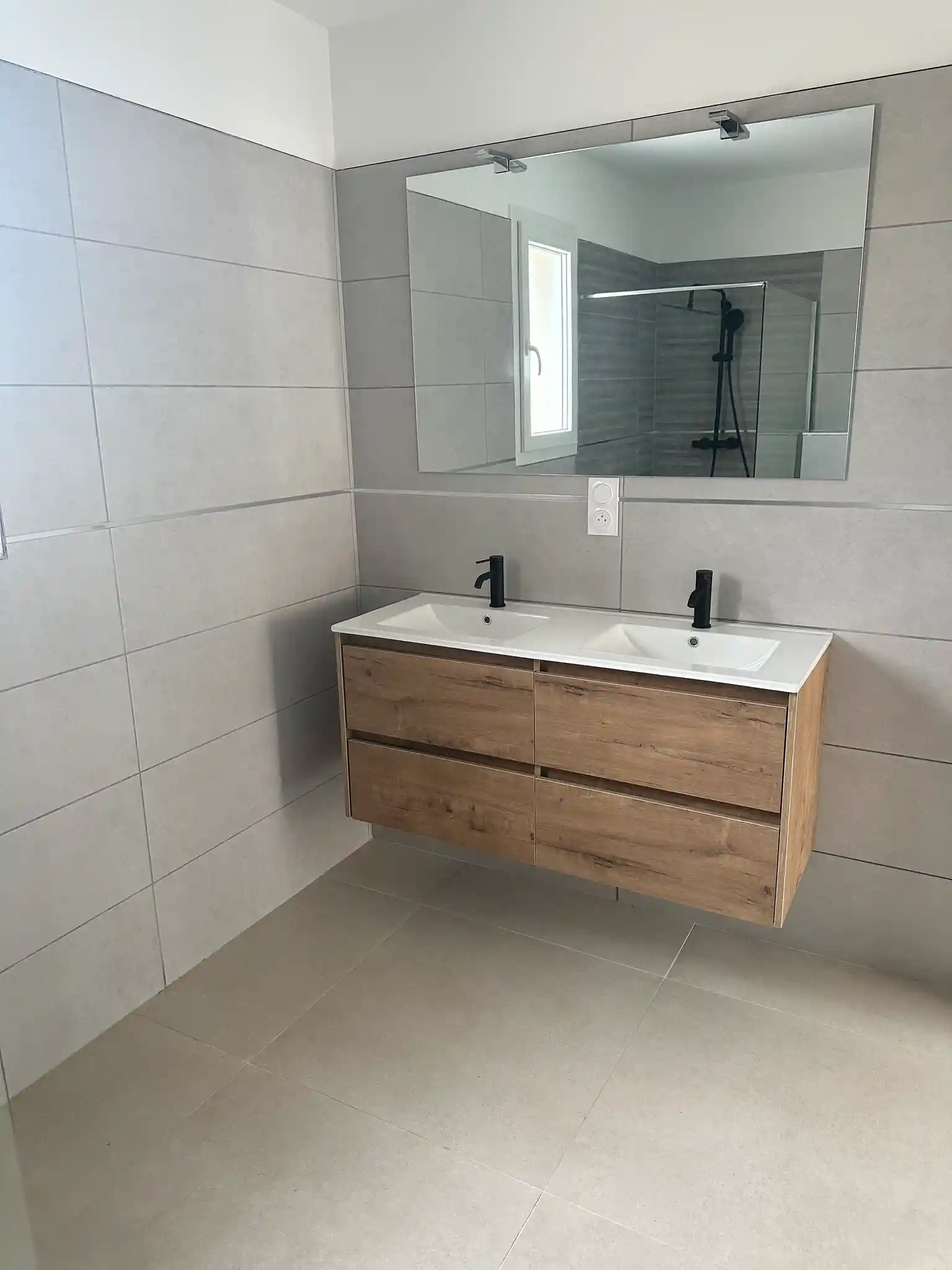 Carrelage sol et mur salle de bain